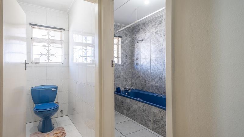 4 Bedroom Property for Sale in Cravenby Western Cape